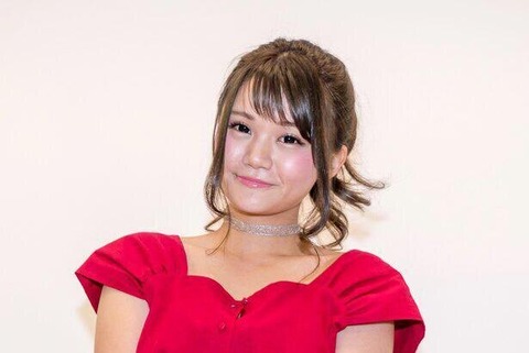 【芸能】みもれもん、Gカップを机に乗せて…“たわわ”さ際立つ姿に「机になりたい」「乗せるのは反則！」の声