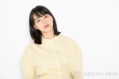 【芸能】のん、“超ミニスカ”で太ももあらわな大胆美脚「カッコいい!」 撮影シーン動画公開