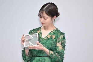 【芸能】橋本環奈 胸元透け感の緑ワンピで今年を総括「一大ニュースといったら千尋」