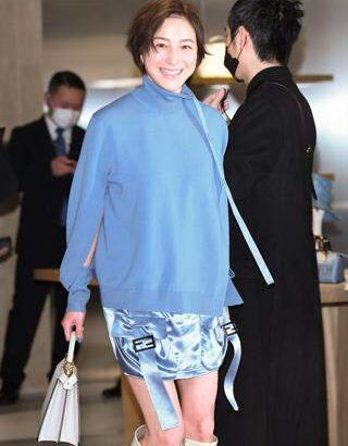 【芸能】＜広末涼子＞ミニスカート姿で照れ笑い　厚底ブーツを合わせ「高校時代を思い出す」