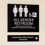 【LGBT】トランス女性の女子トイレ利用は「女性の恐怖を軽視」