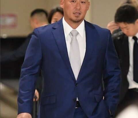 中日中田翔さん、ド派手な金髪丸刈りで沖縄入り